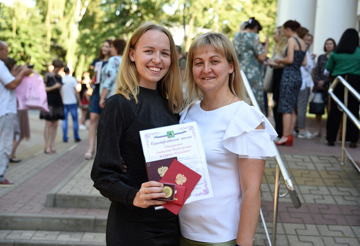 Губкинские выпускники, отличившиеся за годы учебы, получили аттестаты особого образца и золотые медали