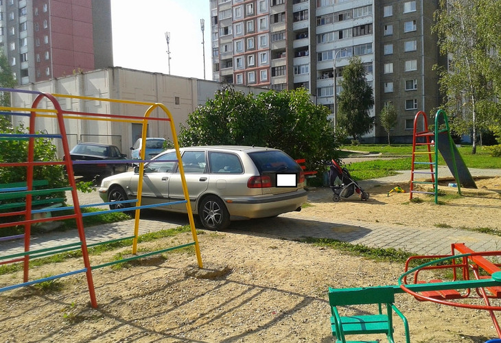 В Губкине штрафуют водителей за размещение транспортных средств на детских и спортивных площадках предусмотрена ответственность