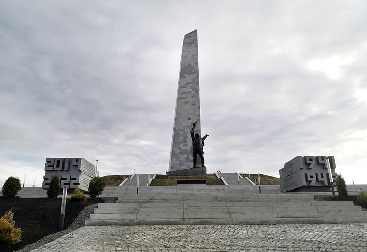Губкинский скульптор принимал участие в возрождении Саур-Могилы в ДНР
