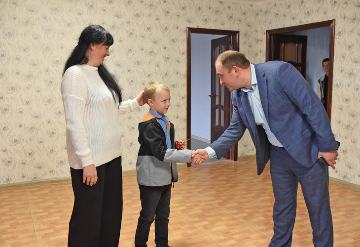 В Губкине многодетная семья получила квартиру от государства
