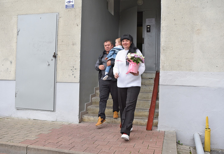 В Губкине многодетная семья получила квартиру от государства