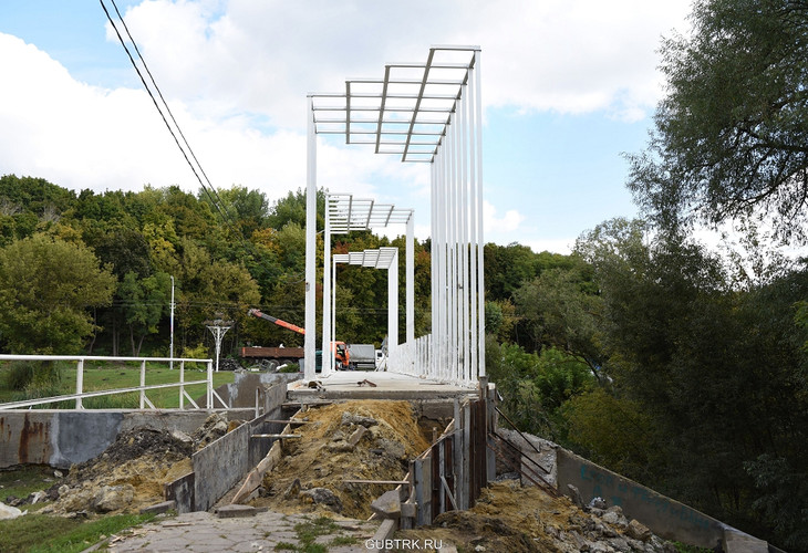 В Губкине продолжается реконструкция моста молодожёнов