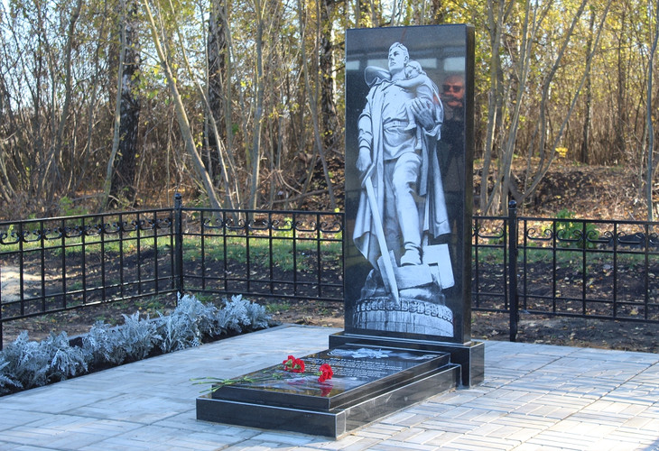 В губкинском селе Гущино состоялось открытие мемориала братской могилы воинов после реконструкции