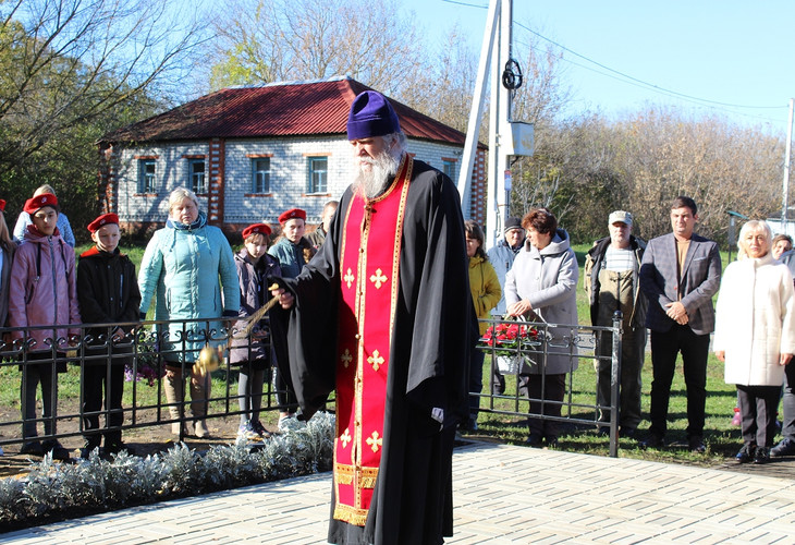 В губкинском селе Гущино состоялось открытие мемориала братской могилы воинов после реконструкции