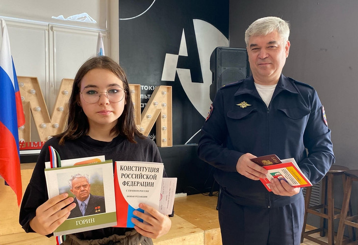 В день флага Белгородской области губкинские ребята получили паспорта