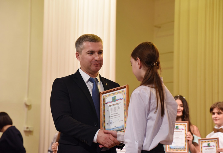 100 талантливых школьников получат стипендию главы администрации Губкинского городского округа