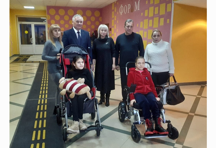 Фонд «Поколение» подарил инвалидные коляски девушкам из Губкина