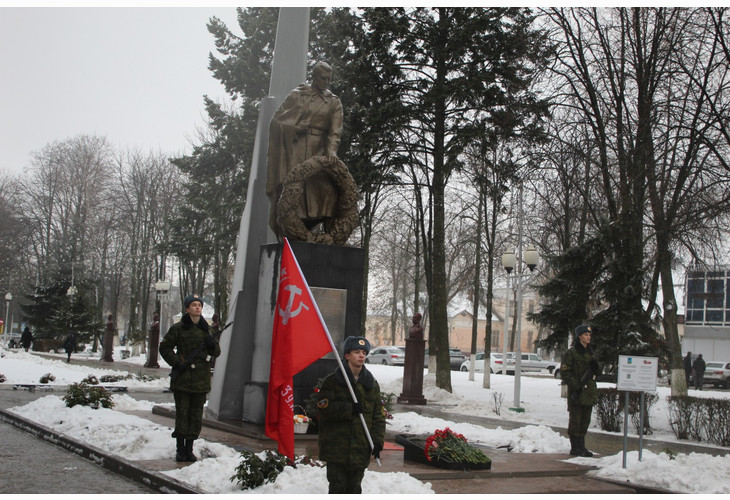 Жители Губкина возложили цветы в День Героев Отечества