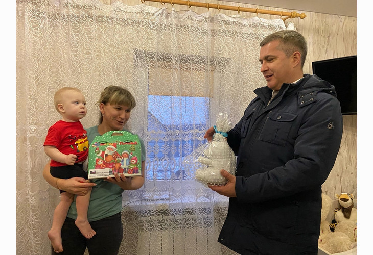 Михаил Лобазнов вручил подарки семье мобилизованного губкинца
