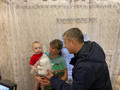 Михаил Лобазнов вручил подарки семье мобилизованного губкинца