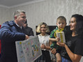 Михаил Лобазнов вручил подарок ребёнку в рамках акции «Ёлка желаний»