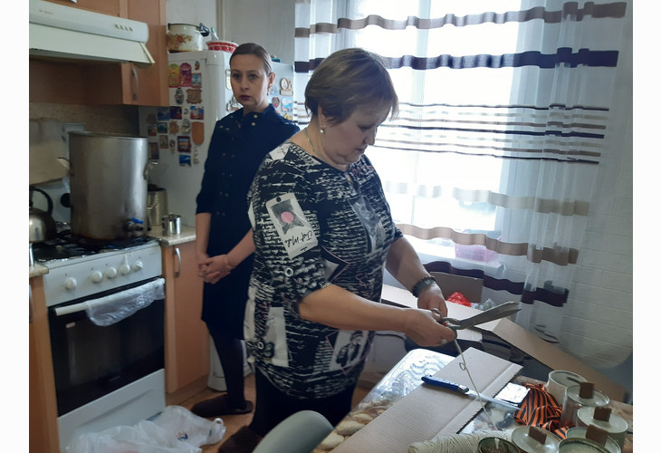 В Губкине продолжают изготавливать окопные свечи для военных