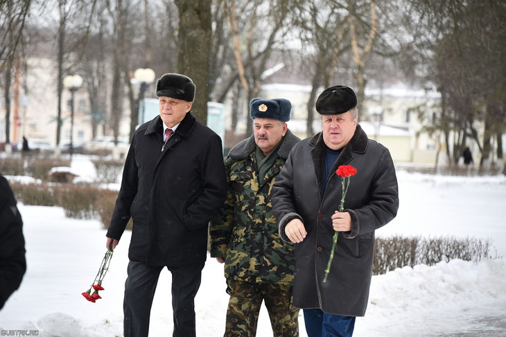Губкинцы возложили цветы к мемориалу воинов-интернационалистов