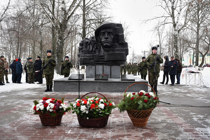 Губкинцы возложили цветы к мемориалу воинов-интернационалистов