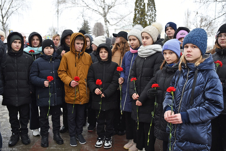 Губкинцы возложили цветы к мемориалу воинов-интернационалистов