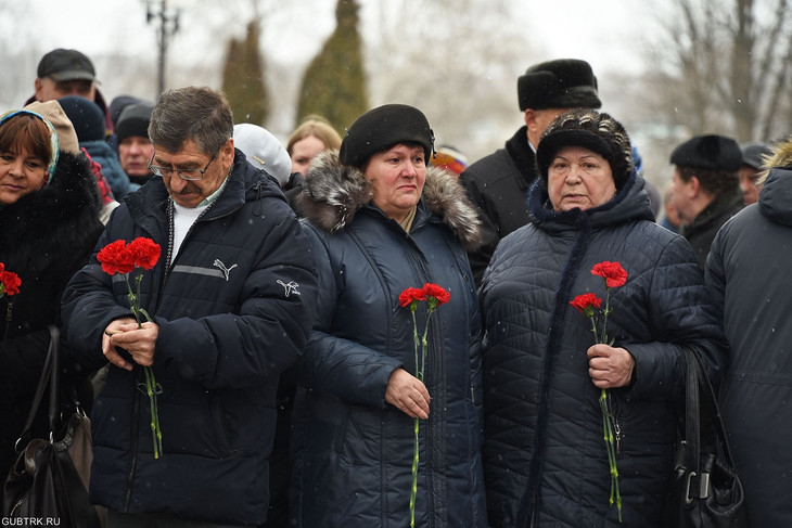 Губкинцы возложили цветы к мемориалу воинов-интернационалистов