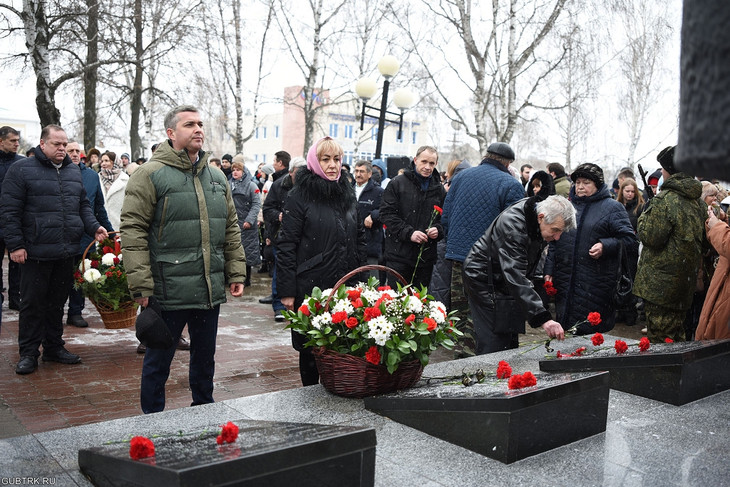 Губкинцы возложили цветы к мемориалу воинов-интернационалистов