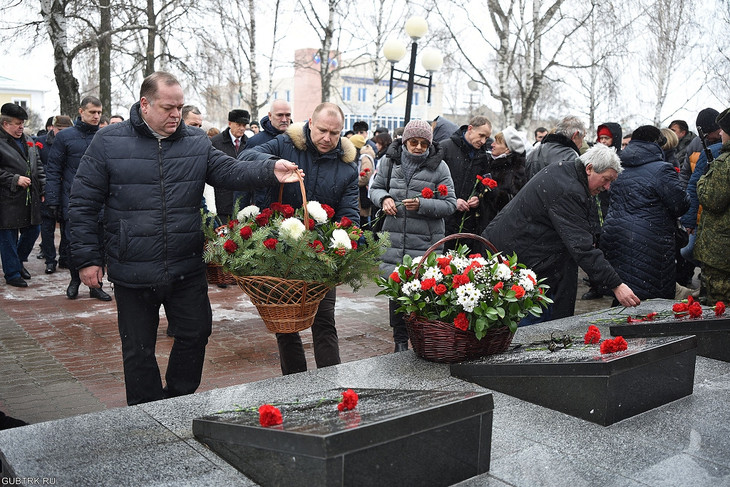 Губкинцы возложили цветы к мемориалу воинов-интернационалистов