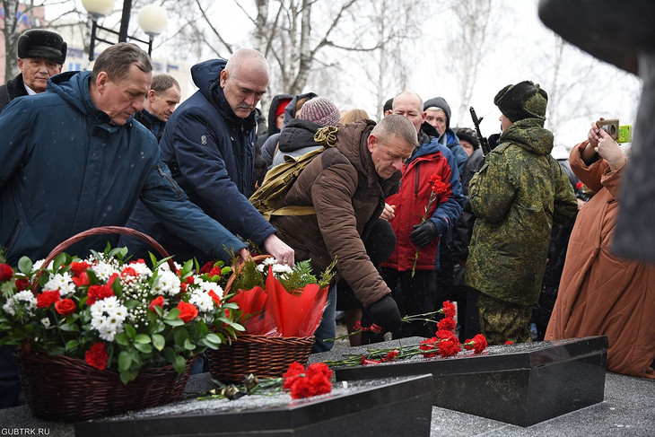 Губкинцы возложили цветы к мемориалу воинов-интернационалистов