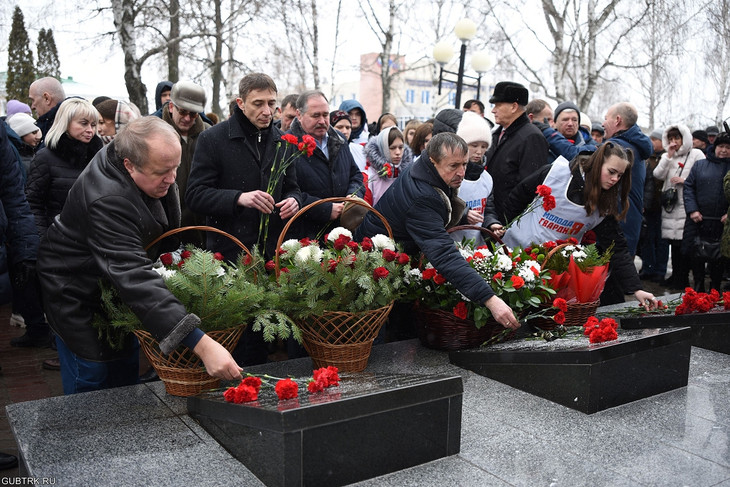 Губкинцы возложили цветы к мемориалу воинов-интернационалистов