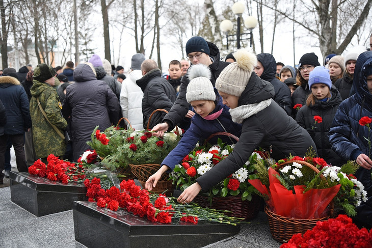 Губкинцы возложили цветы к мемориалу воинов-интернационалистов