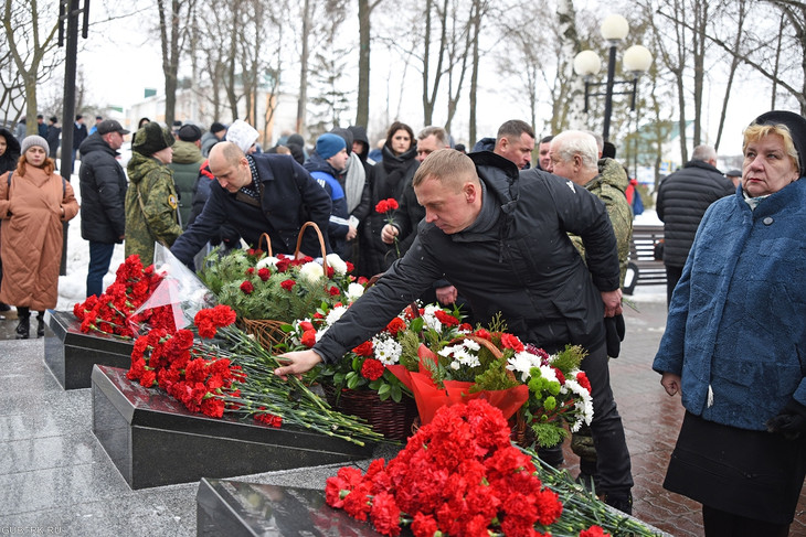 Губкинцы возложили цветы к мемориалу воинов-интернационалистов