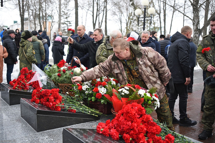 Губкинцы возложили цветы к мемориалу воинов-интернационалистов