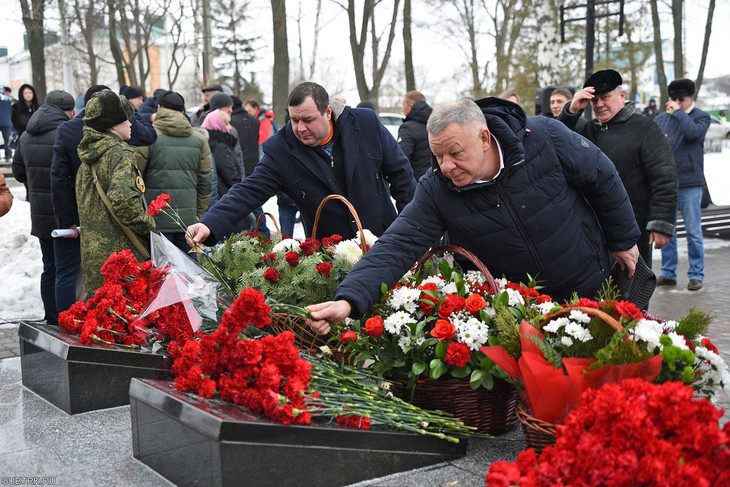 Губкинцы возложили цветы к мемориалу воинов-интернационалистов