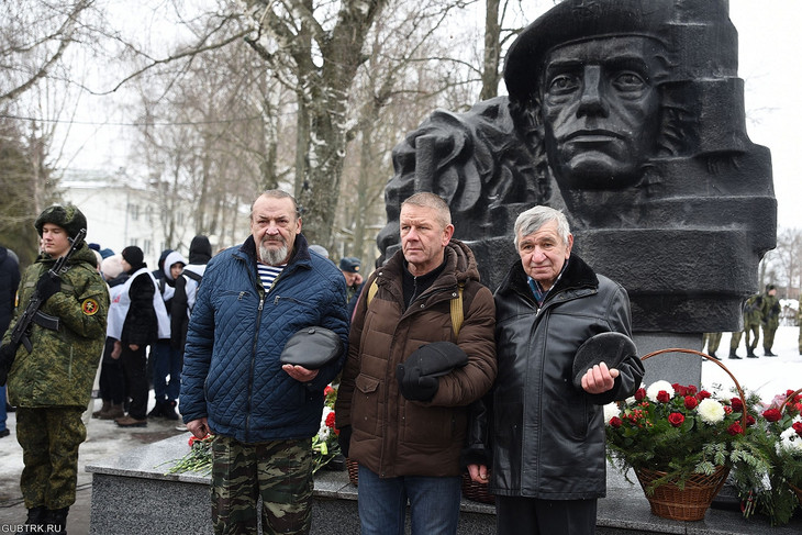 Губкинцы возложили цветы к мемориалу воинов-интернационалистов