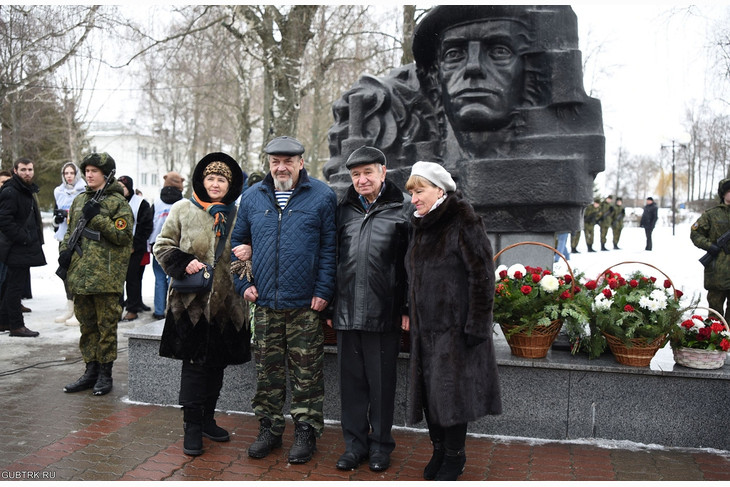 Губкинцы возложили цветы к мемориалу воинов-интернационалистов