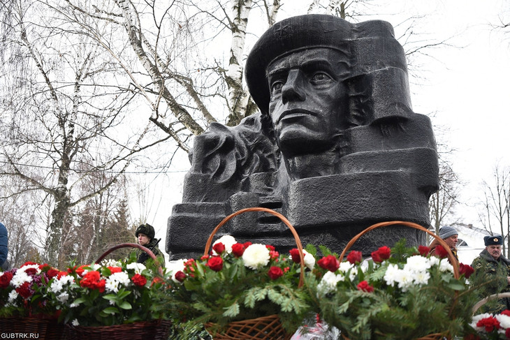 Губкинцы возложили цветы к мемориалу воинов-интернационалистов