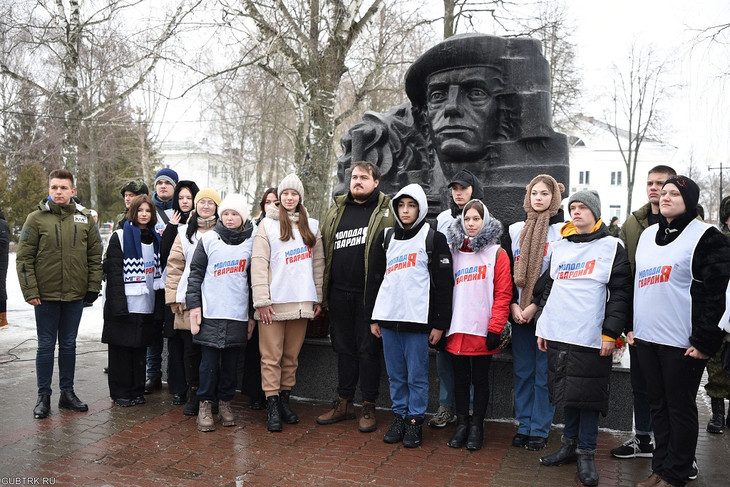 Губкинцы возложили цветы к мемориалу воинов-интернационалистов