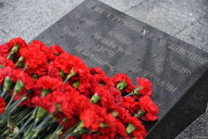 Губкинцы возложили цветы к мемориалу воинов-интернационалистов