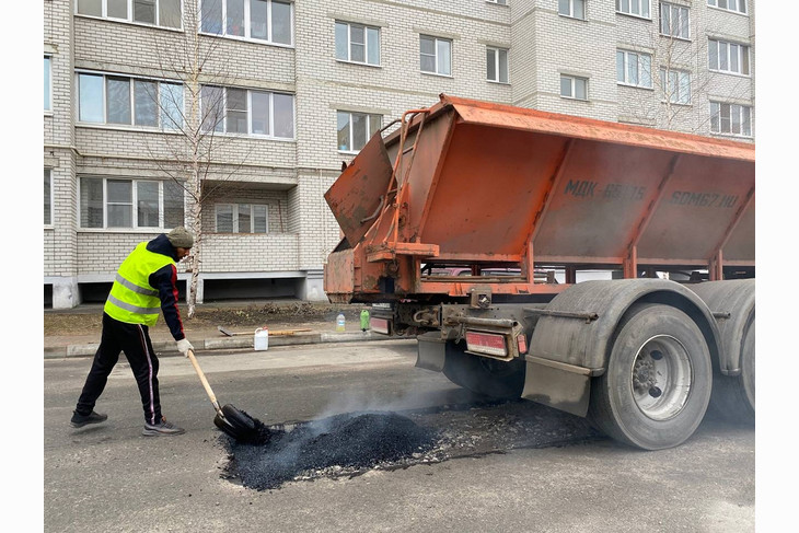 В Губкине продолжается внутриквартальный ямочный ремонт