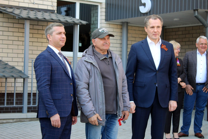 Вячеслав Гладков вручил ключи переселенцам из аварийного жилья в Губкине