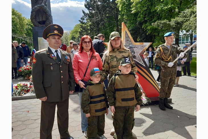 В День Победы губкинцы возложили цветы к памятнику Воину-Освободителю