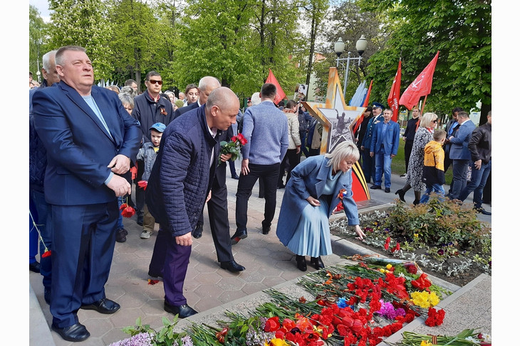 В День Победы губкинцы возложили цветы к памятнику Воину-Освободителю