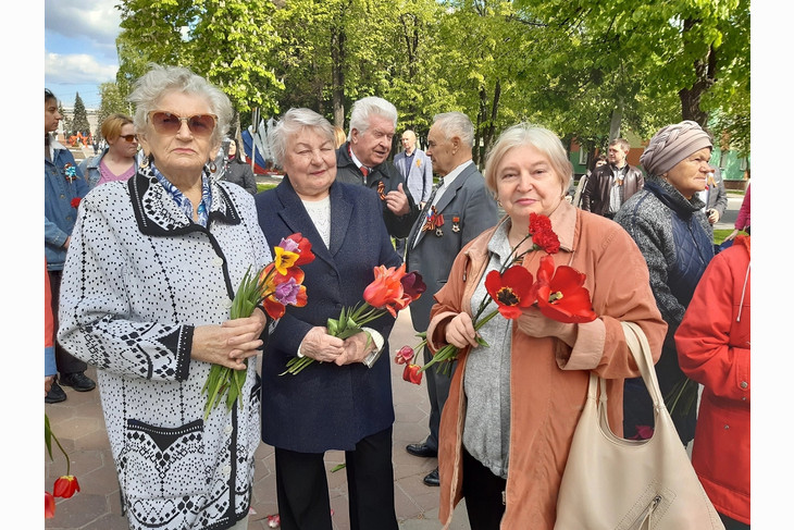 В День Победы губкинцы возложили цветы к памятнику Воину-Освободителю