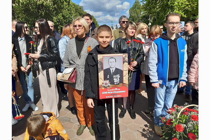 В День Победы губкинцы возложили цветы к памятнику Воину-Освободителю