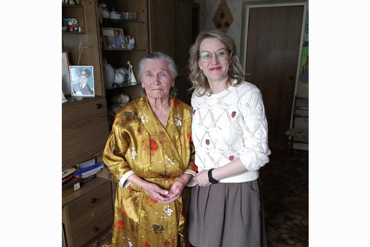 В Губкине сотрудники администрации поздравили с Днём Победы детей войны