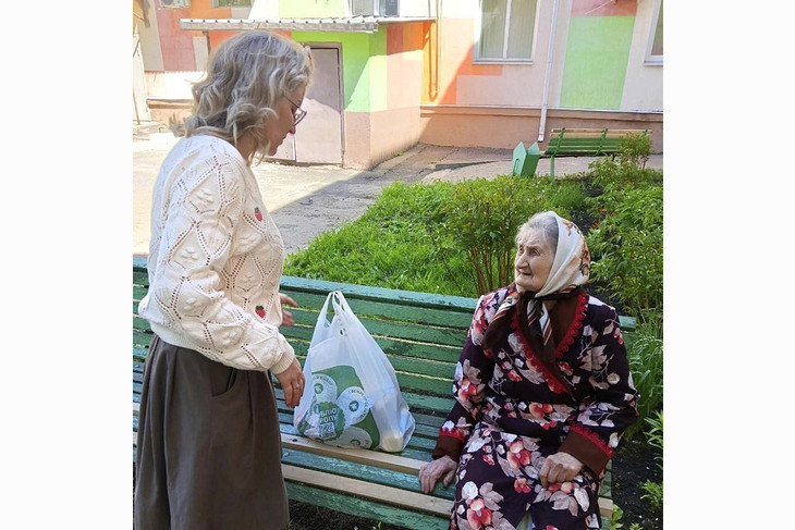 В Губкине сотрудники администрации поздравили с Днём Победы детей войны