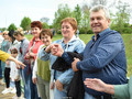 В Губкине 2 242 человека обняли пруд и установили рекорд России по рукопожатию