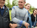 В Губкине 2 242 человека обняли пруд и установили рекорд России по рукопожатию