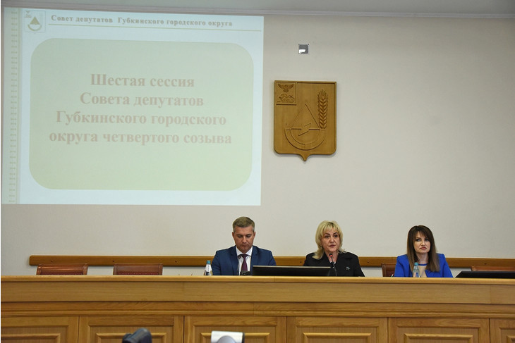 В Губкине вручили удостоверение и значок депутата участнику спецоперации Сергею Бурыкину
