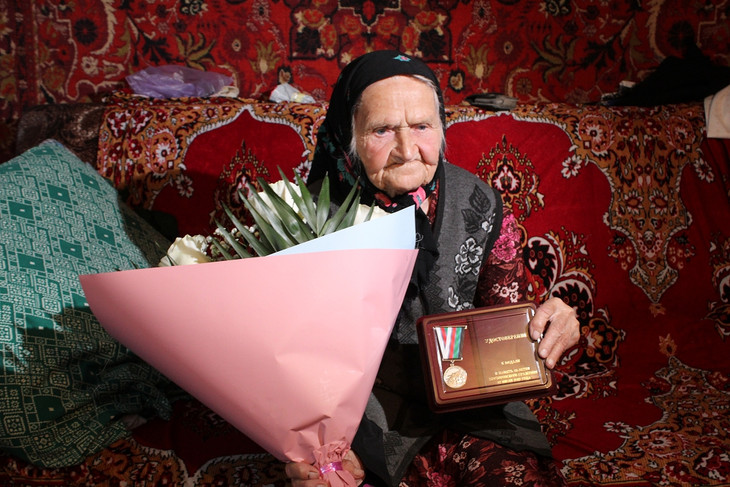 В Губкине вручили медали к 80-летию Прохоровского сражения ветеранам-строителям железнодорожной ветки «Старый Оскол – Ржава»
