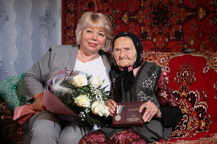 В Губкине вручили медали к 80-летию Прохоровского сражения ветеранам-строителям железнодорожной ветки «Старый Оскол – Ржава»