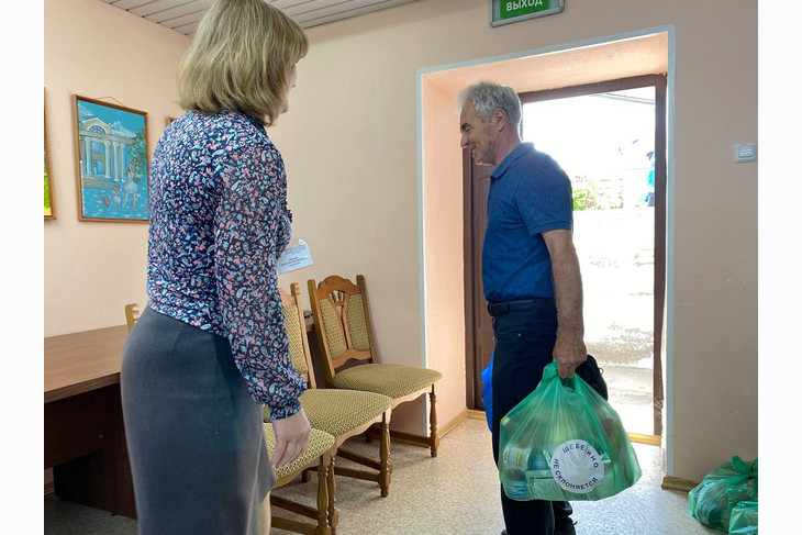 В Губкине переселенцам из приграничья передают продуктовые наборы от Вячеслава Гладкова и Михаила Лобазнова