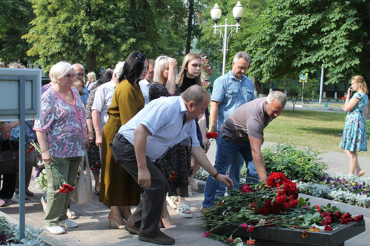В Губкине состоялось торжественное возложение цветов в День памяти и скорби