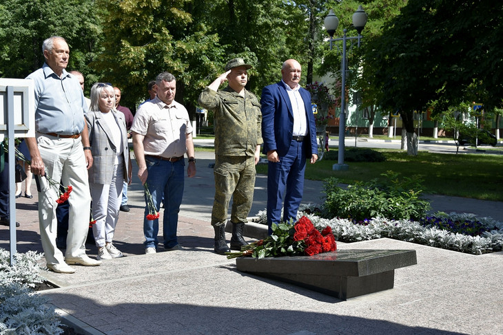 Губкинцы возложили цветы в День ветеранов боевых действий