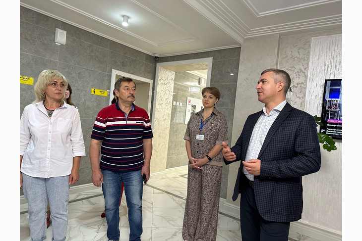Михаил Лобазнов посетил Губкинский театр для детей и молодежи